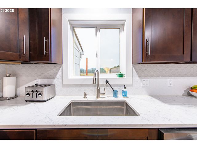 28500 GIMPL HILL Rd, Eugene, OR 97402