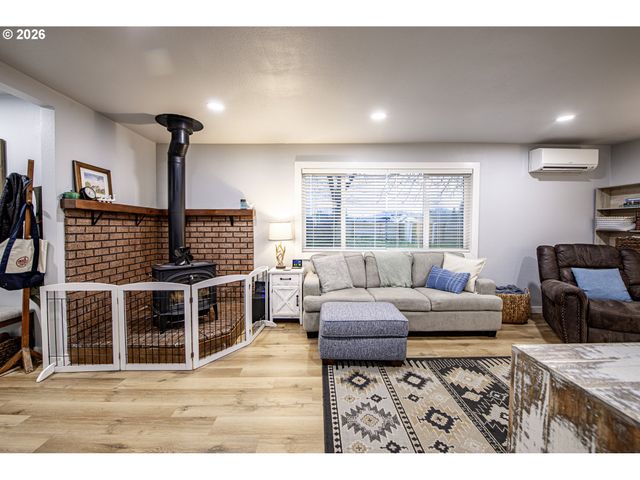 28500 GIMPL HILL Rd, Eugene, OR 97402