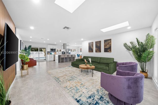 208 SE 4th Ter, Dania Beach, FL 33004