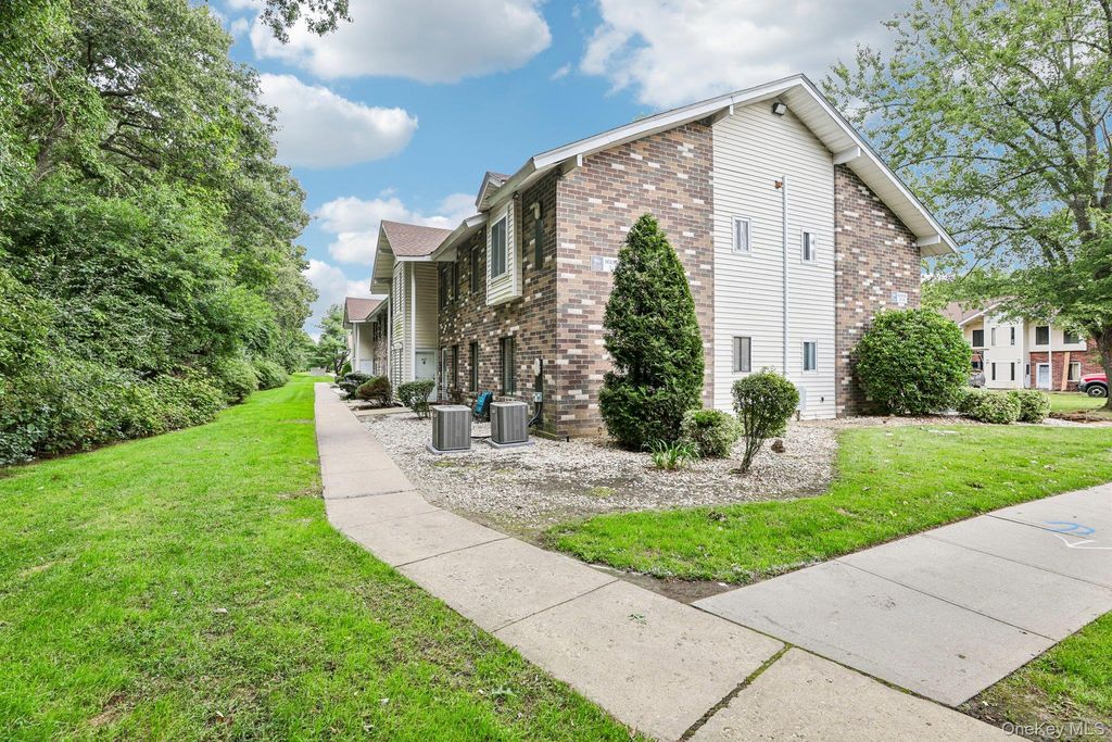 1 Houston Court H1, Coram, NY 11727 — photo 3