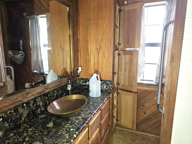 2240 County Road 2162, Barry, TX 75102