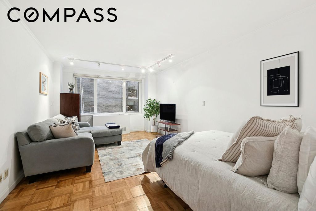 301 E 22nd St Apt 8B, New York City, NY 10010