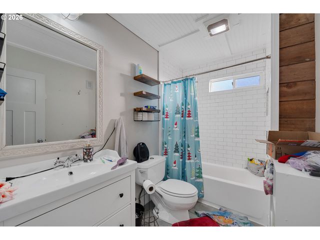 405 EVERGREEN Dr, Tillamook, OR 97141