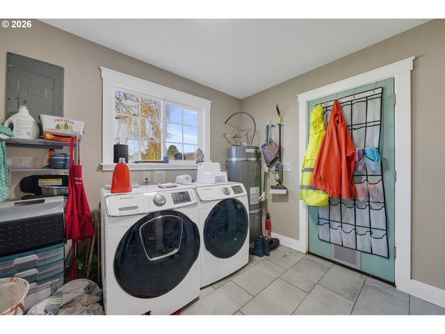 405 EVERGREEN Dr, Tillamook, OR 97141