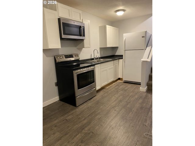 405 EVERGREEN Dr, Tillamook, OR 97141