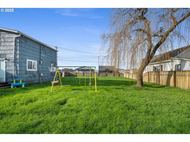 405 EVERGREEN Dr, Tillamook, OR 97141