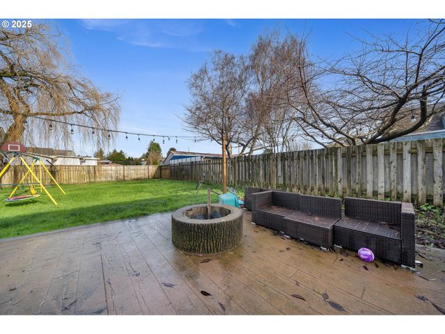 405 EVERGREEN Dr, Tillamook, OR 97141