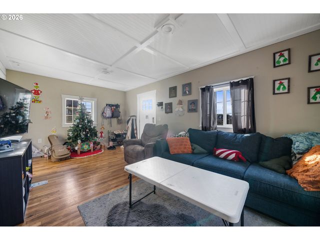 405 EVERGREEN Dr, Tillamook, OR 97141