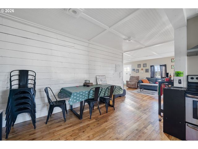 405 EVERGREEN Dr, Tillamook, OR 97141