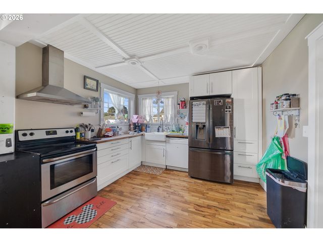 405 EVERGREEN Dr, Tillamook, OR 97141