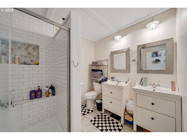 405 EVERGREEN Dr, Tillamook, OR 97141