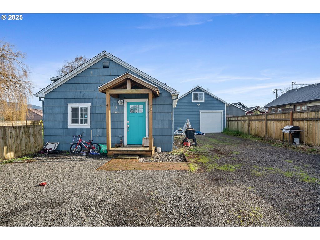 405 EVERGREEN Dr, Tillamook, OR 97141