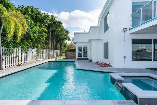 1055 Stillwater Dr, Miami Beach, FL 33141