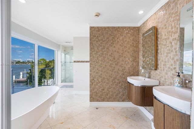 1055 Stillwater Dr, Miami Beach, FL 33141