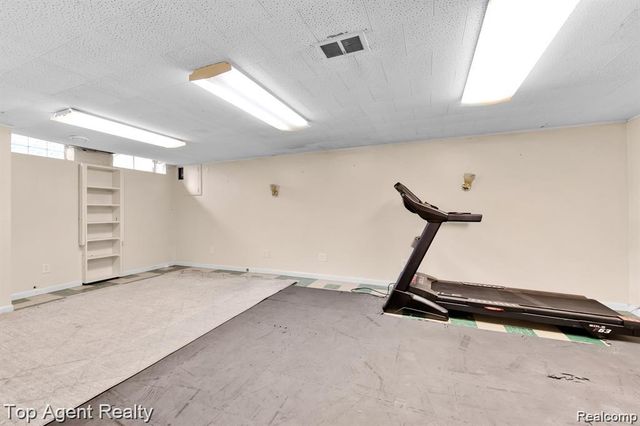 881 Brooklawn Drive, Troy, MI 48084