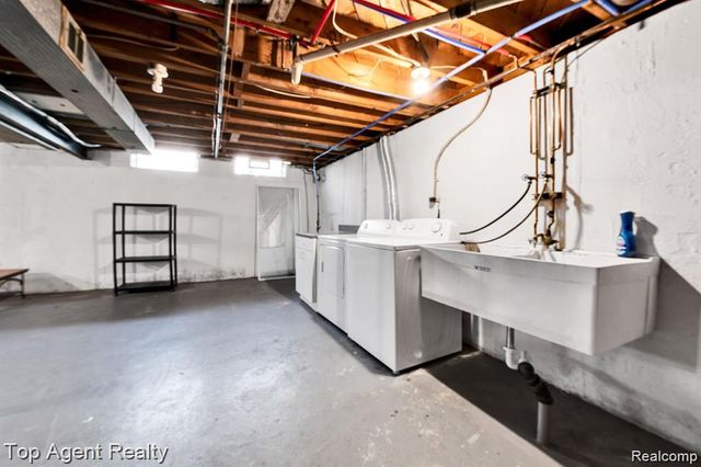 881 Brooklawn Drive, Troy, MI 48084