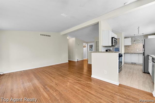 881 Brooklawn Drive, Troy, MI 48084