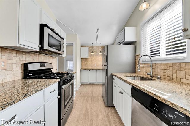 881 Brooklawn Drive, Troy, MI 48084