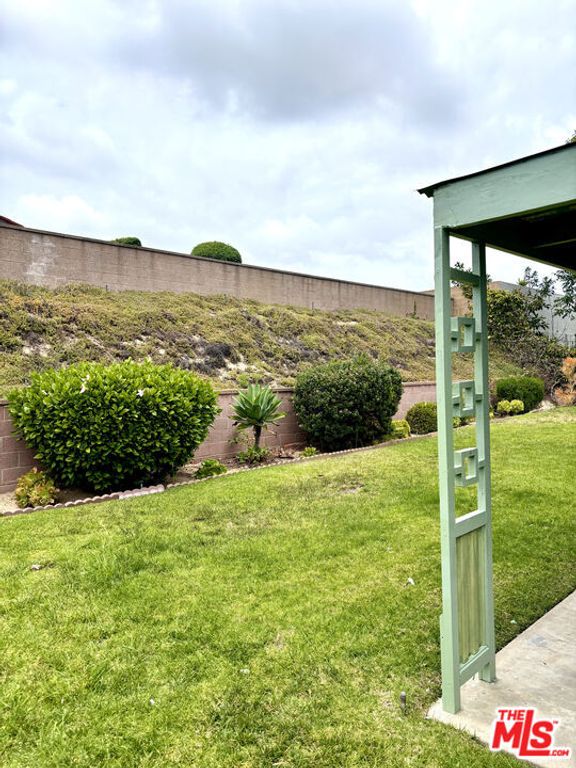 Image 3 of property listing at 4719 Don Zarembo Drive, Los Angeles, CA 90008