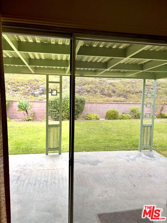 Image 4 of property listing at 4719 Don Zarembo Drive, Los Angeles, CA 90008