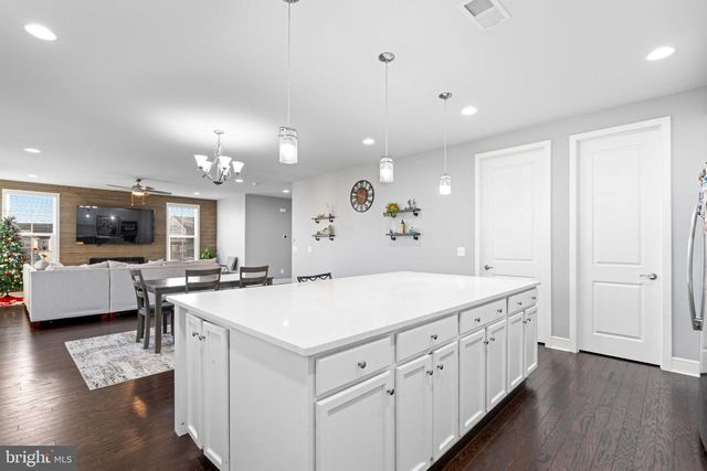 25528 WOODBINE FARM DR, Chantilly, VA 20152