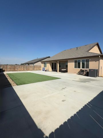 3637 Luke Street, Tulare, CA 93274