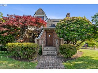 1703 4TH St, Tillamook, OR 97141