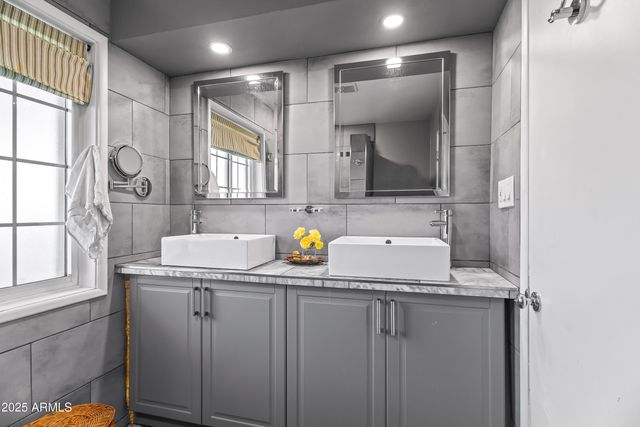 4631 E PINCHOT Avenue, Phoenix, AZ 85018