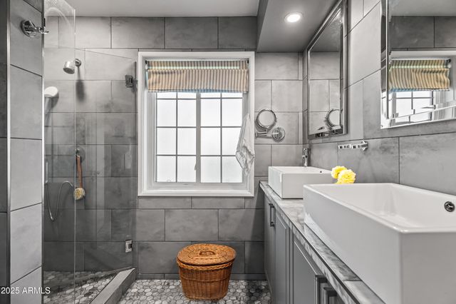 4631 E PINCHOT Avenue, Phoenix, AZ 85018