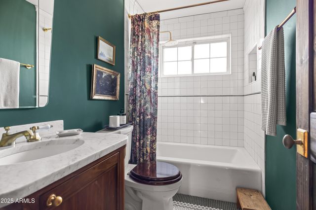 4631 E PINCHOT Avenue, Phoenix, AZ 85018