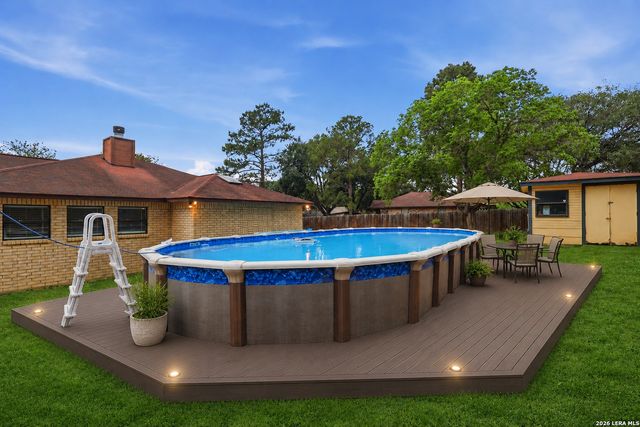 106 Oak Ridge Dr., La Vernia, TX 78121