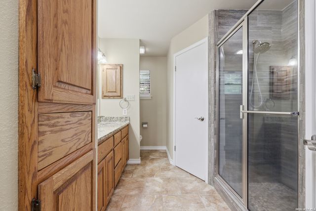 106 Oak Ridge Dr., La Vernia, TX 78121
