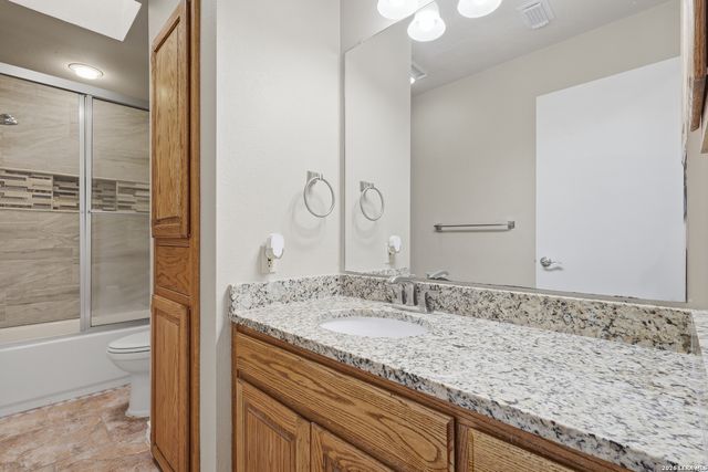 106 Oak Ridge Dr., La Vernia, TX 78121