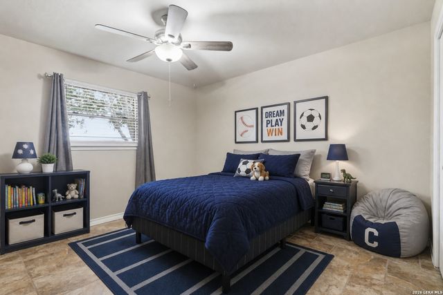 106 Oak Ridge Dr., La Vernia, TX 78121
