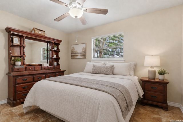 106 Oak Ridge Dr., La Vernia, TX 78121