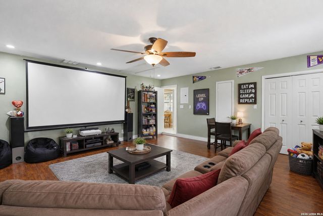 106 Oak Ridge Dr., La Vernia, TX 78121