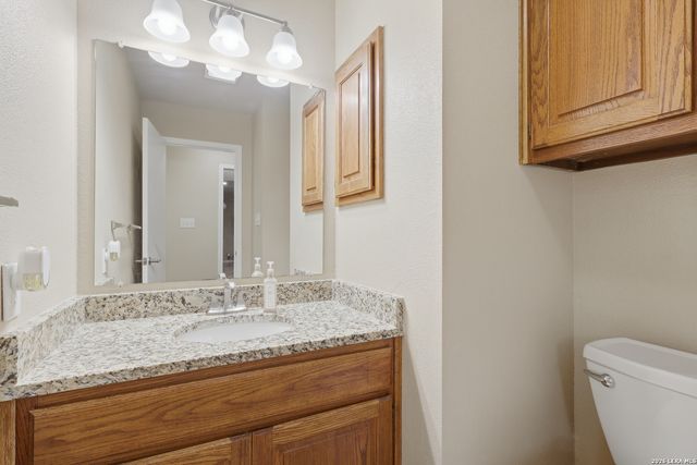 106 Oak Ridge Dr., La Vernia, TX 78121