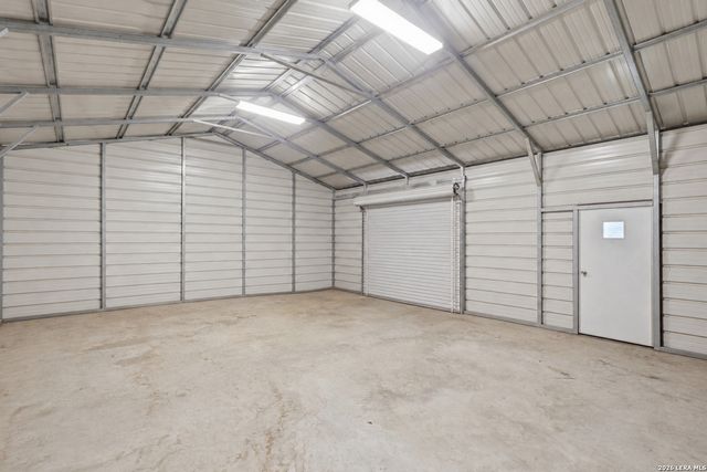 106 Oak Ridge Dr., La Vernia, TX 78121
