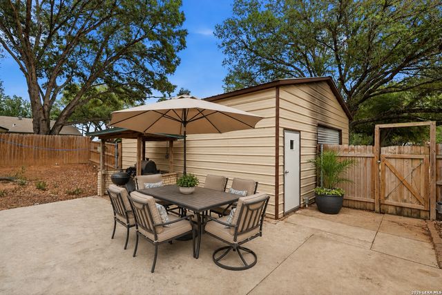 106 Oak Ridge Dr., La Vernia, TX 78121