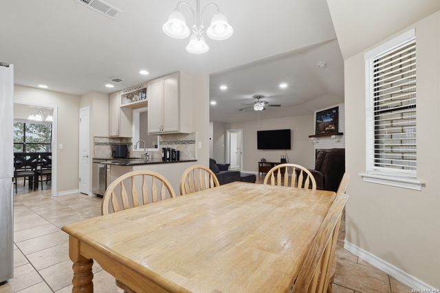 106 Oak Ridge Dr., La Vernia, TX 78121