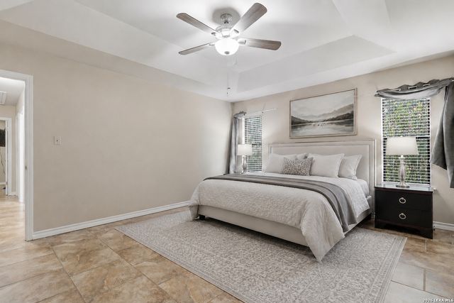 106 Oak Ridge Dr., La Vernia, TX 78121