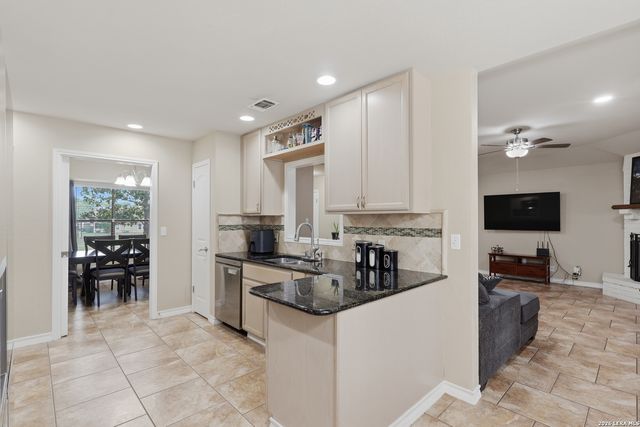 106 Oak Ridge Dr., La Vernia, TX 78121