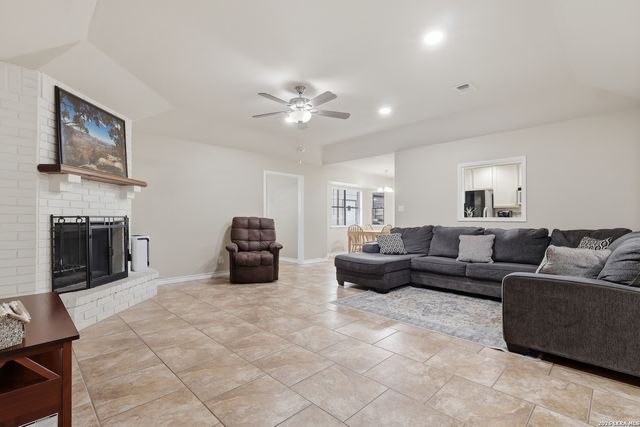 106 Oak Ridge Dr., La Vernia, TX 78121