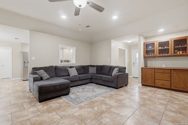 106 Oak Ridge Dr., La Vernia, TX 78121