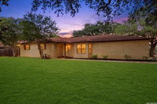 106 Oak Ridge Dr., La Vernia, TX 78121