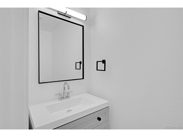 9672 W Chatfield Ave B, Littleton, CO 80128