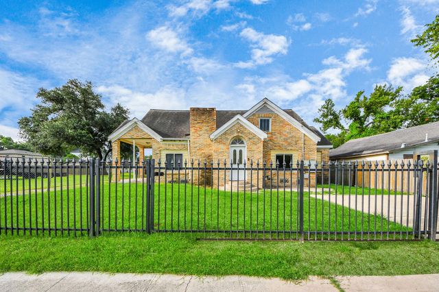 909 S Victory Drive, Houston, TX 77088