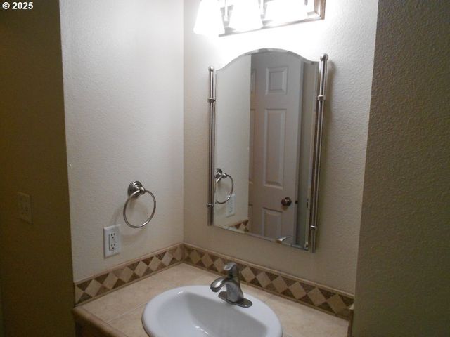 2680 Sw 87TH Ave 8, Portland, OR 97225