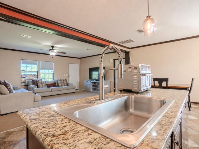 100 Northridge LN, Martindale, TX 78655