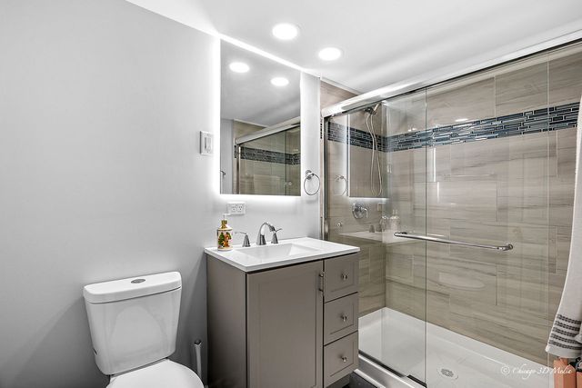 5844 N Lacey Avenue, Chicago, IL 60646